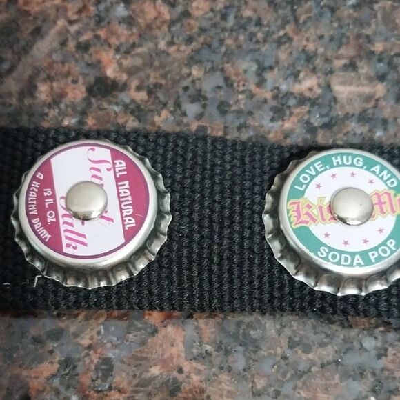 Sleek Black Belt with Ergonomic Design - Picture 3 of 8